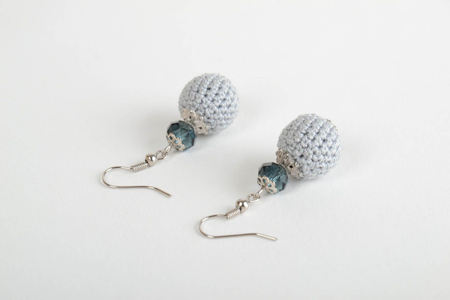 Boucles d'oreilles pendantes faites main avec perles tricotées couleur grise photo 5