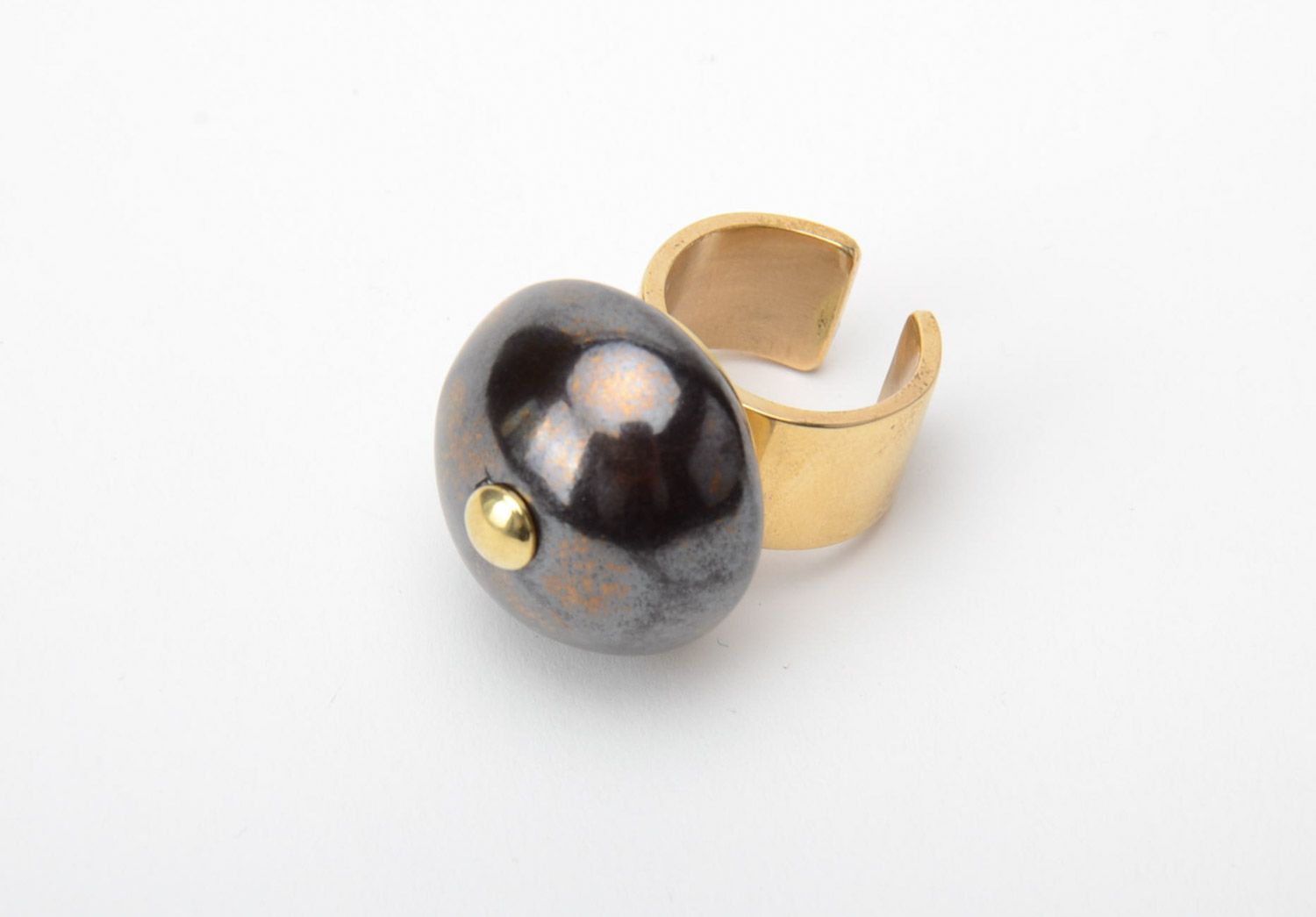 Schöner schwarzer offener handmade Ring mit Verzierung aus Fayence aus Metall für Damen foto 3