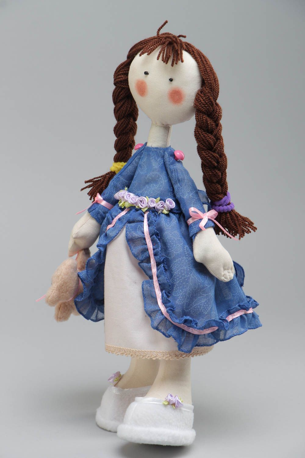 Текстильная кукла ручной работы из хлопчатобумажной ткани в синем платье фото 2