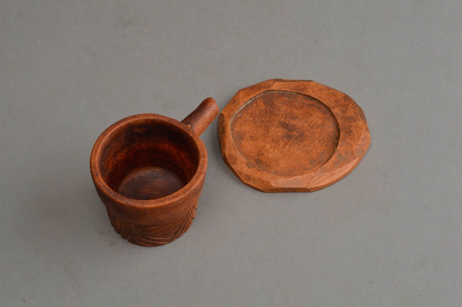 Ethnische keramische braune Tasse mit Untersetzer aus rotem Ton Handarbeit foto 4