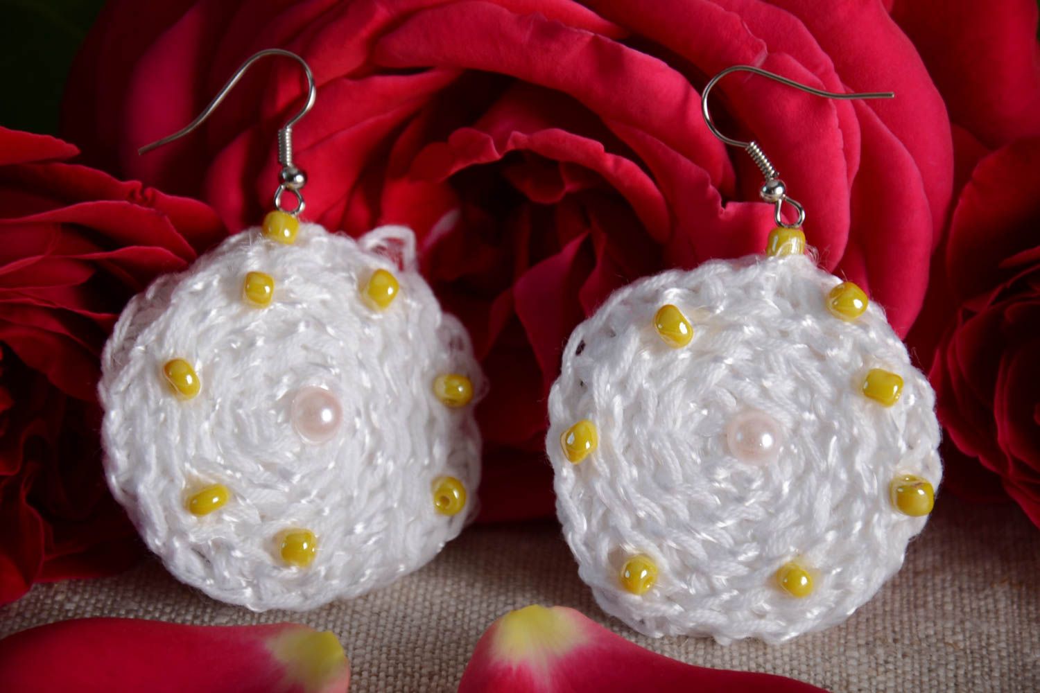 Boucles d'oreilles tricotées au crochet faites main rondes blanches en coton photo 1