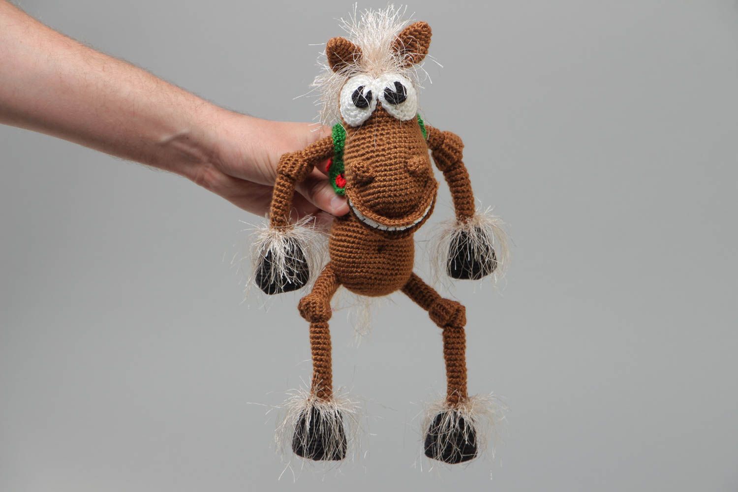 Мягкая вязанная игрушка конь из акриловых ниток коричневый смешной ручная работа фото 5