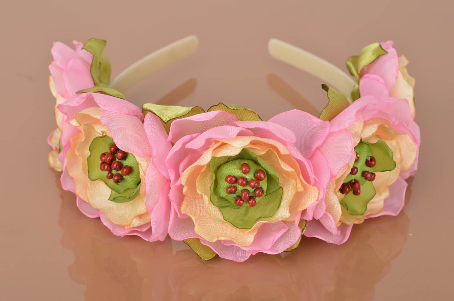 Serre-tête avec fleurs en rubans de satin rose-crème fait main Pivoines photo 2