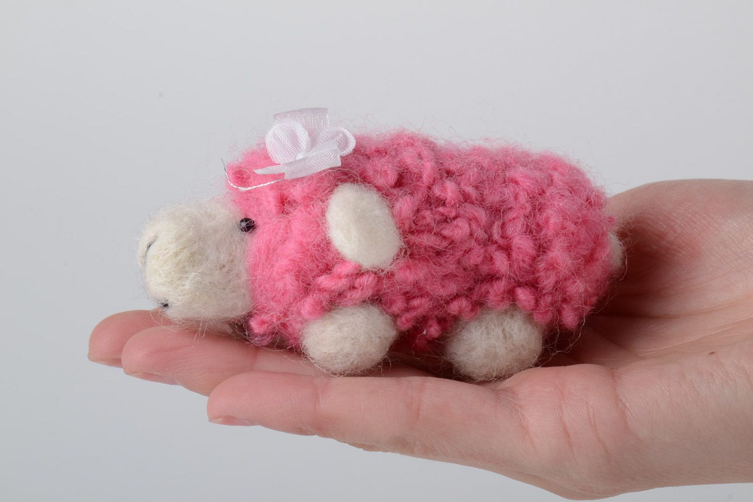 Игрушка в технике валяния овечка миниатюрная розовая с белым красивая хенд мэйд фото 5