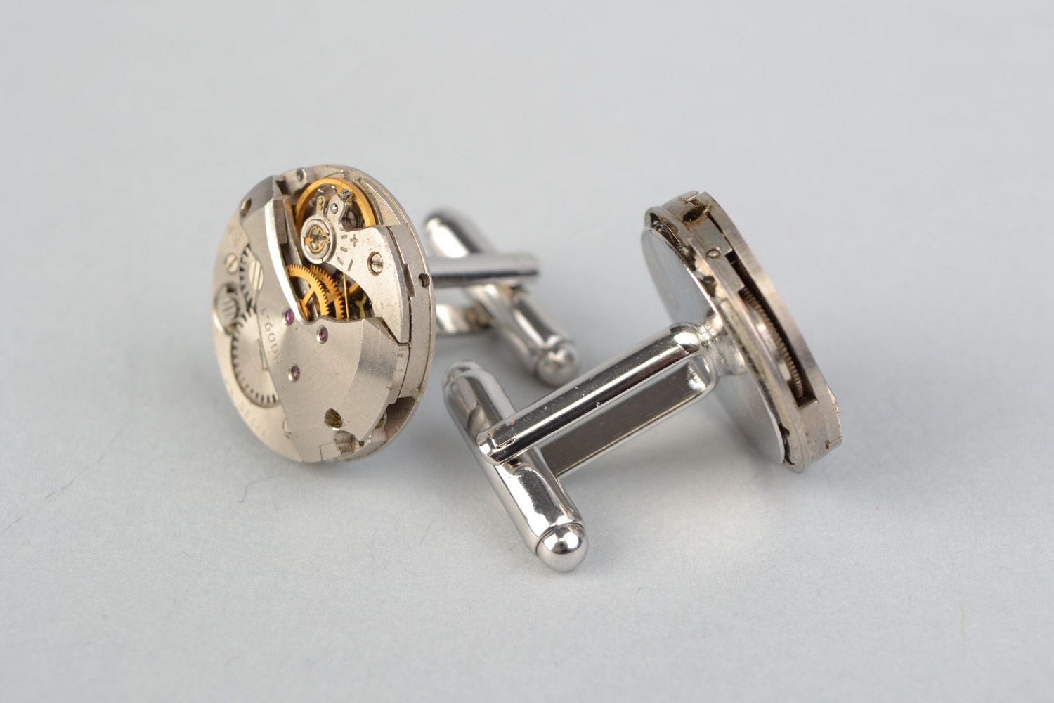 Runde metallische handgemachte Manschettenknöpfe mit Uhrwerkdetails für Herren foto 4