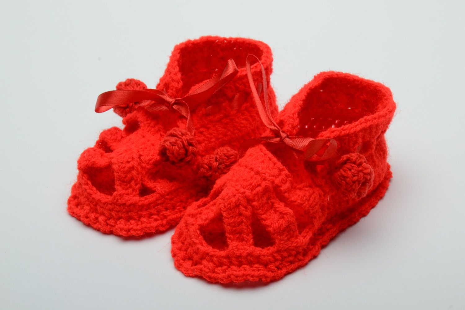 Chaussons rouges tricotés en coton et acrylique au crochet faits main pour bébé photo 2
