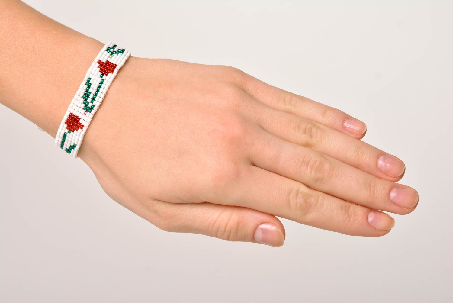 Floral tulips ornament beaded bracelet in white, red, and green color photo 2