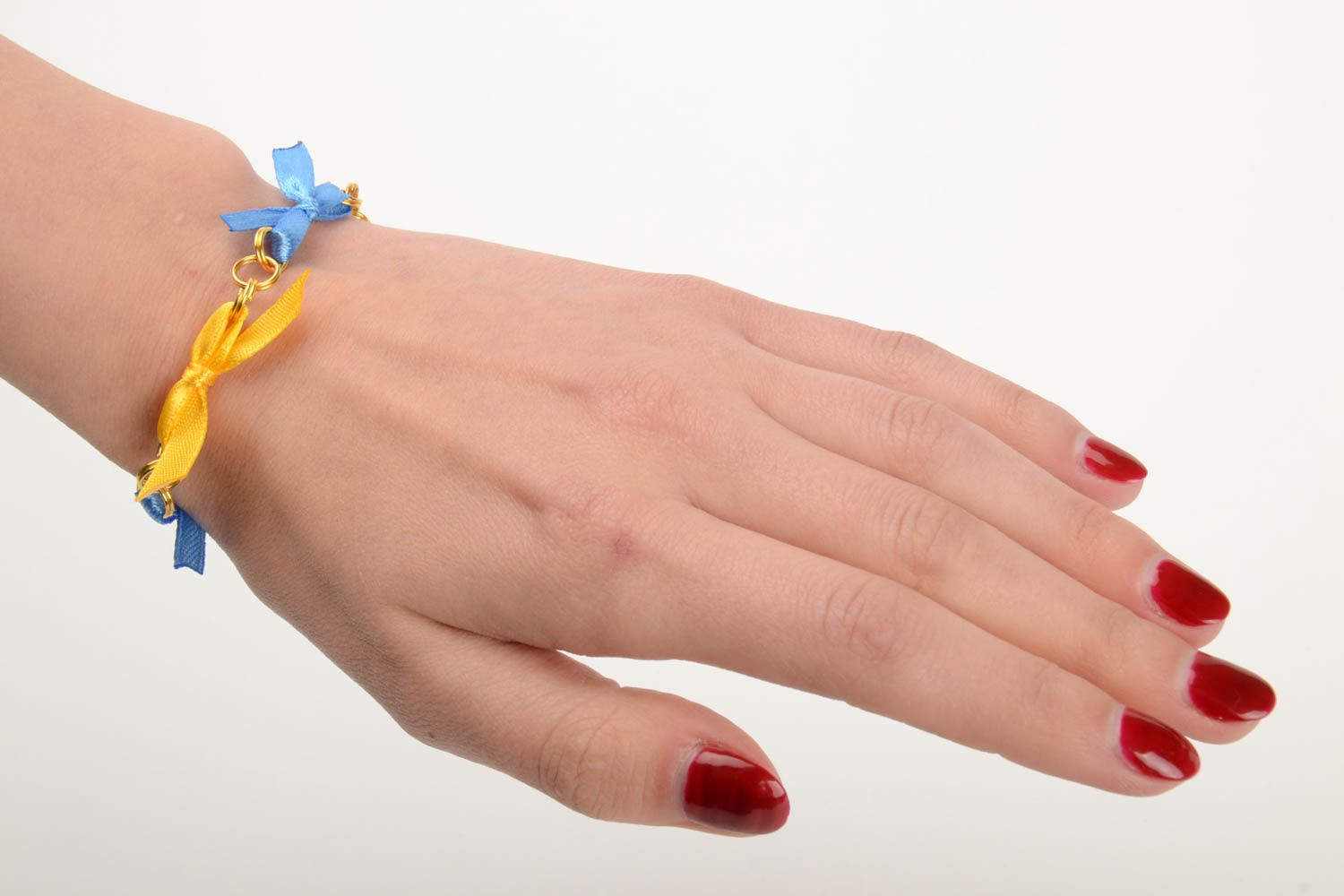 Blau gelbes Armband mit Schleifen aus Atlasbändern an Kette Handarbeit  foto 5