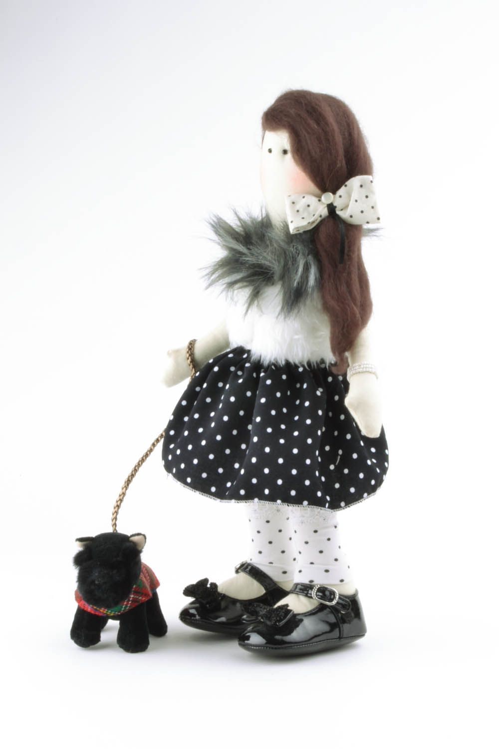 Textil Puppe Irinka mit einem Hund foto 3