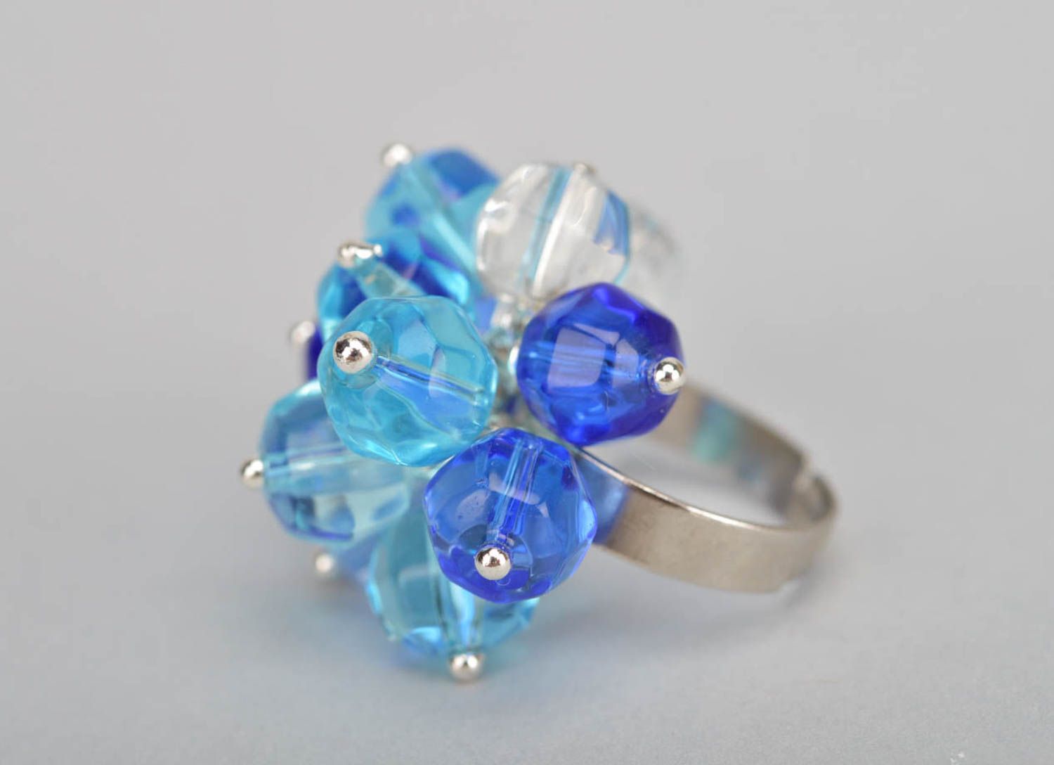 Объемное кольцо из стеклянных бусин голубое оригинальный аксессуар хенд мейд фото 3