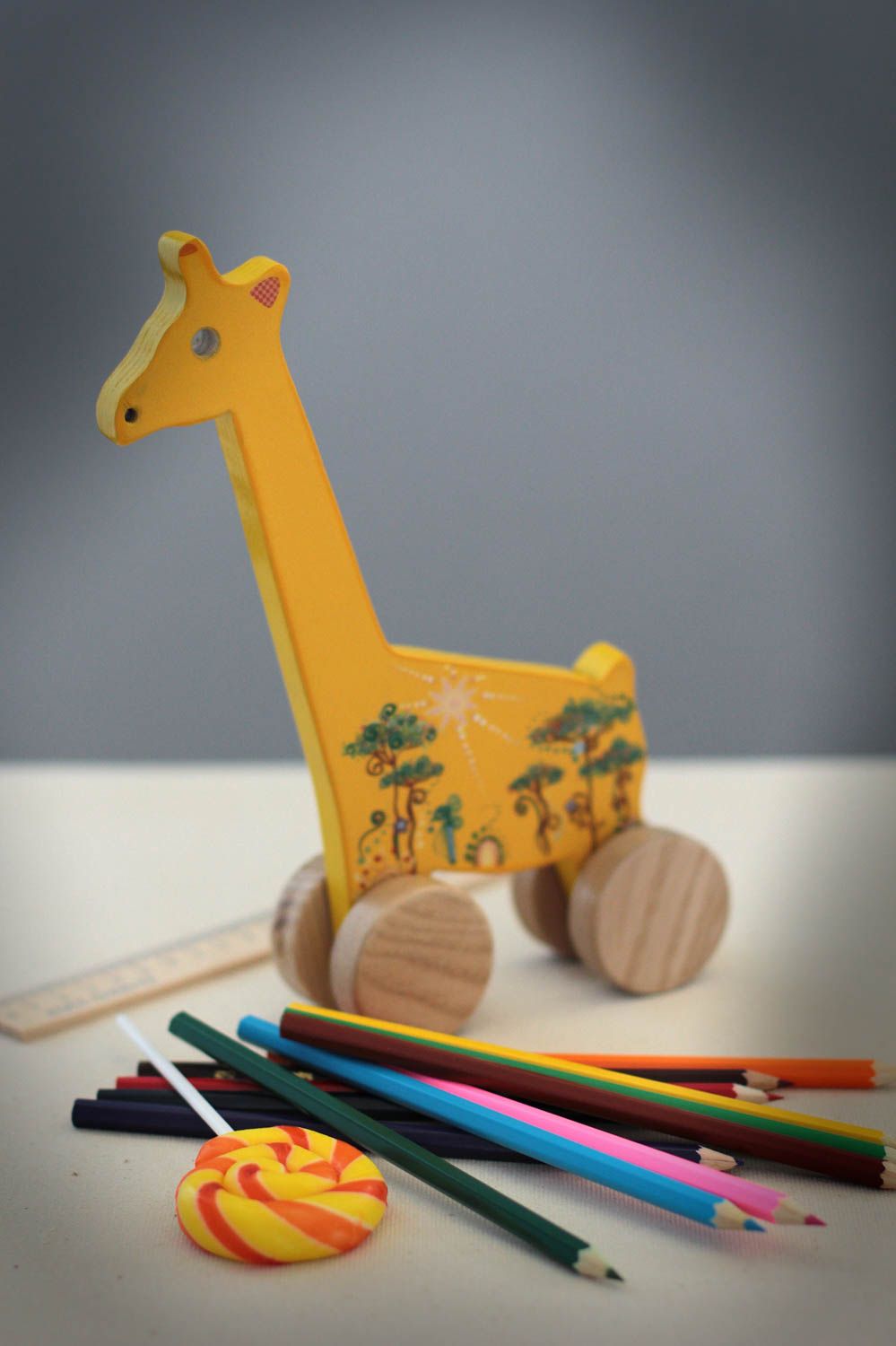 Juguete artesanal jirafa amarilla juguete de madera regalo para niño con ruedas foto 1