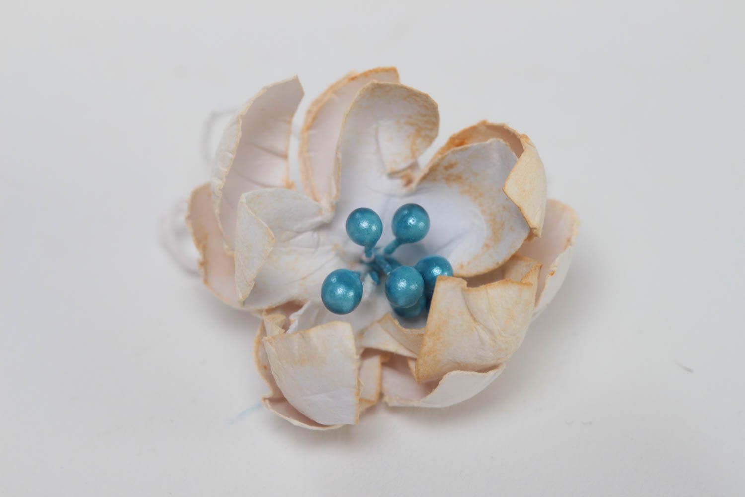 Цветок скрапбукинг бежевый красивый с голубыми тычинками маленький ручная работа фото 2