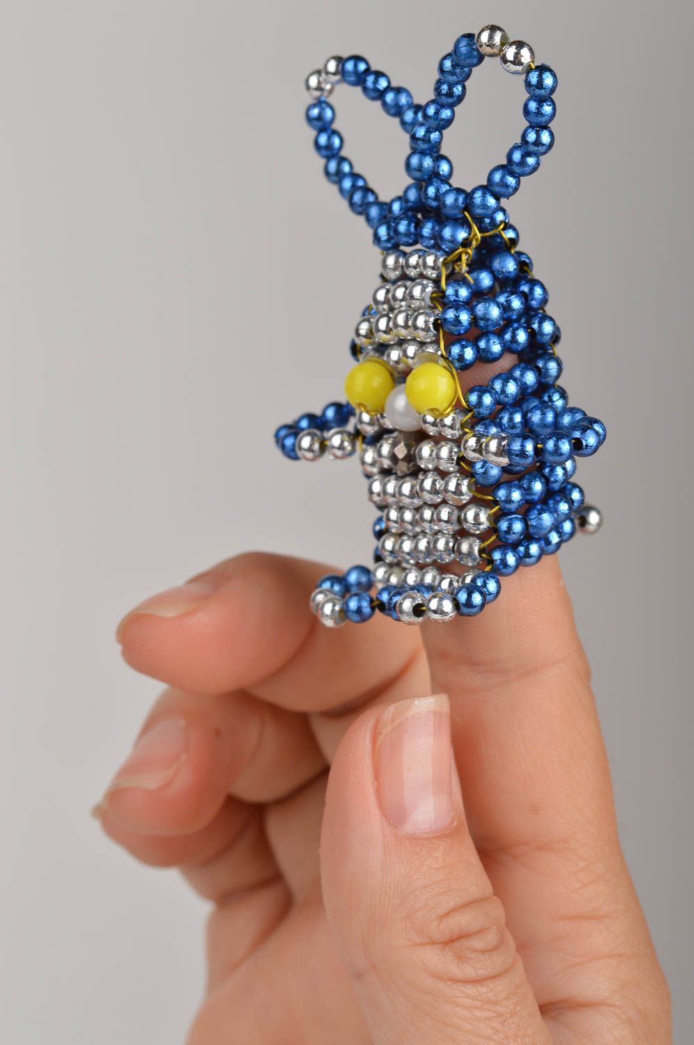 Petite marionnette à doigt en perles de rocaille bleue faite main lapin photo 3