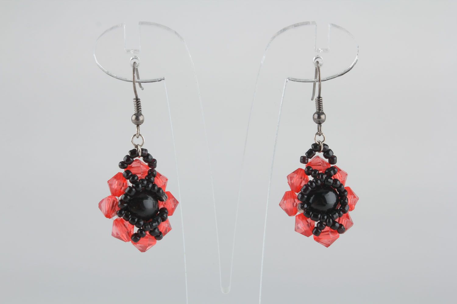Red and black beaded earrings photo 1