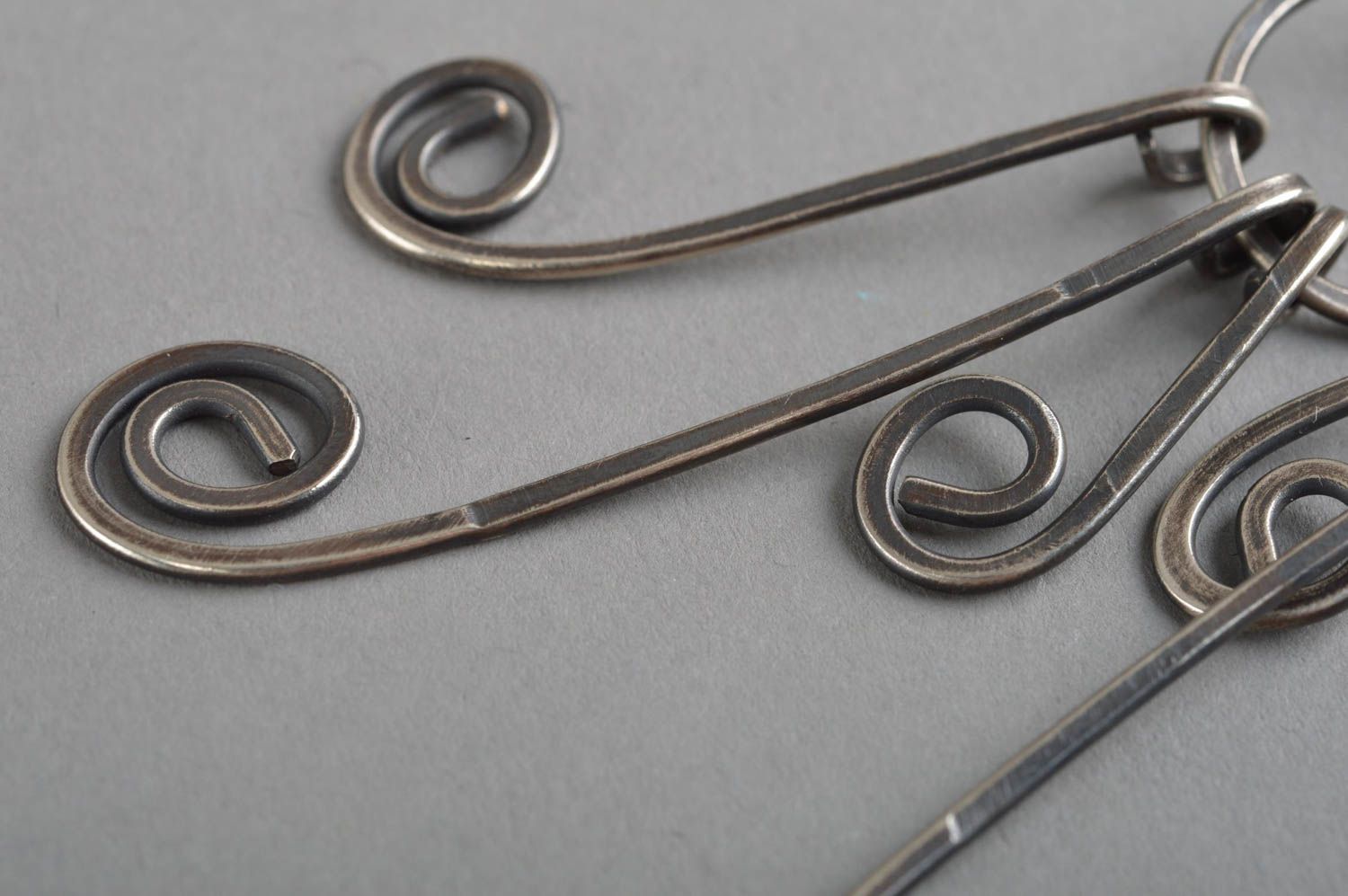Longues boucles d'oreilles en métal faites main originales stylées de créateur photo 5