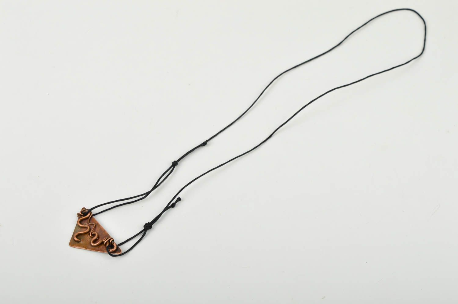 Pendentif triangle Bijou fait main en cuivre laqué sur cordon Cadeau femme photo 2