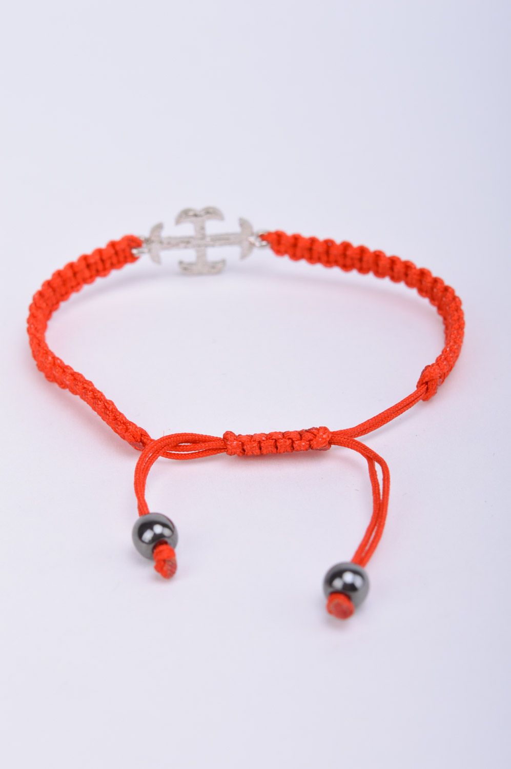 Красный браслет из ниток плетеный вручную с металлической подвеской-крестом фото 5