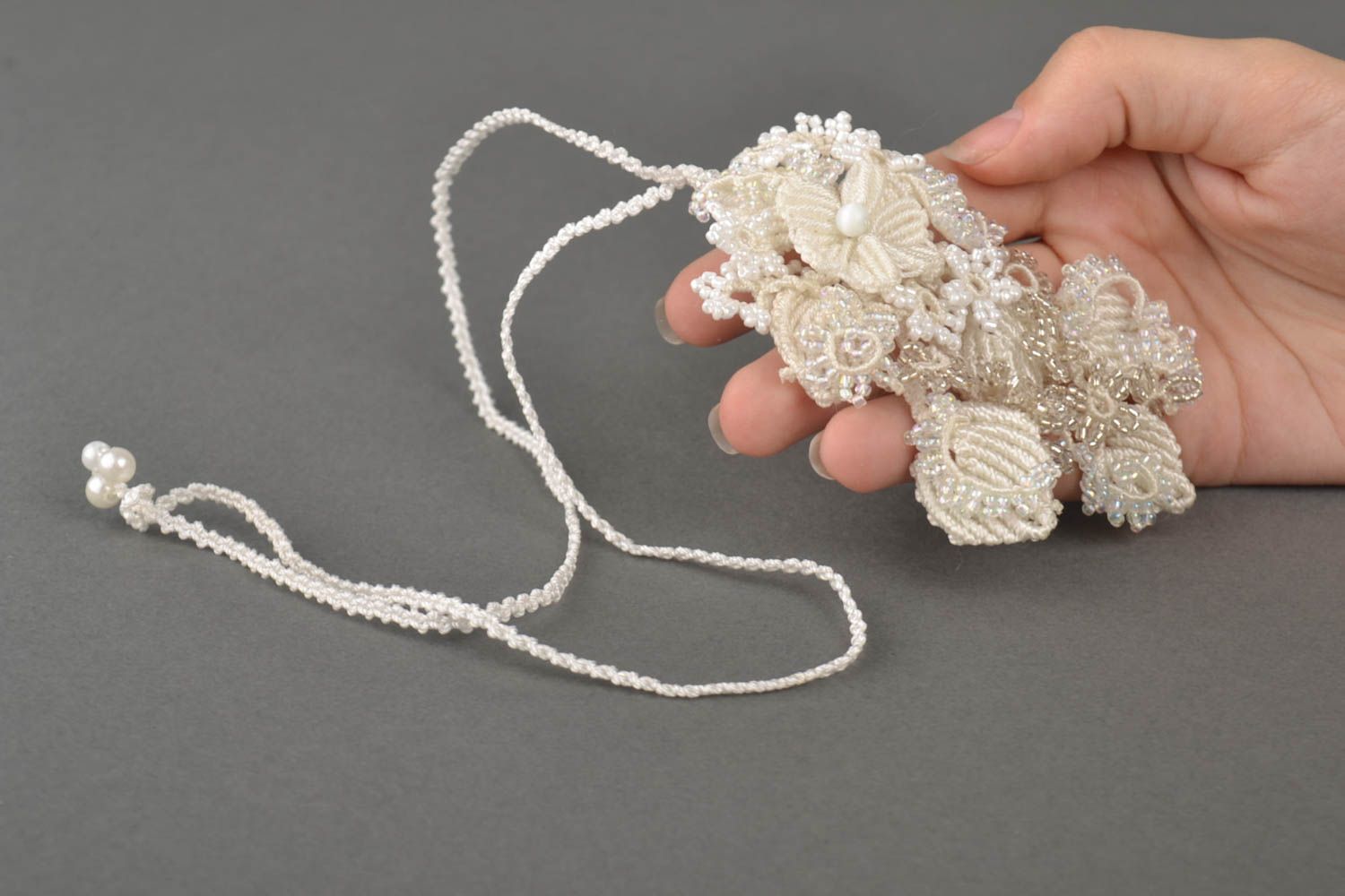Украшение ручной работы подвеска на шею кулон из бисера анкарс Белые цветы фото 5