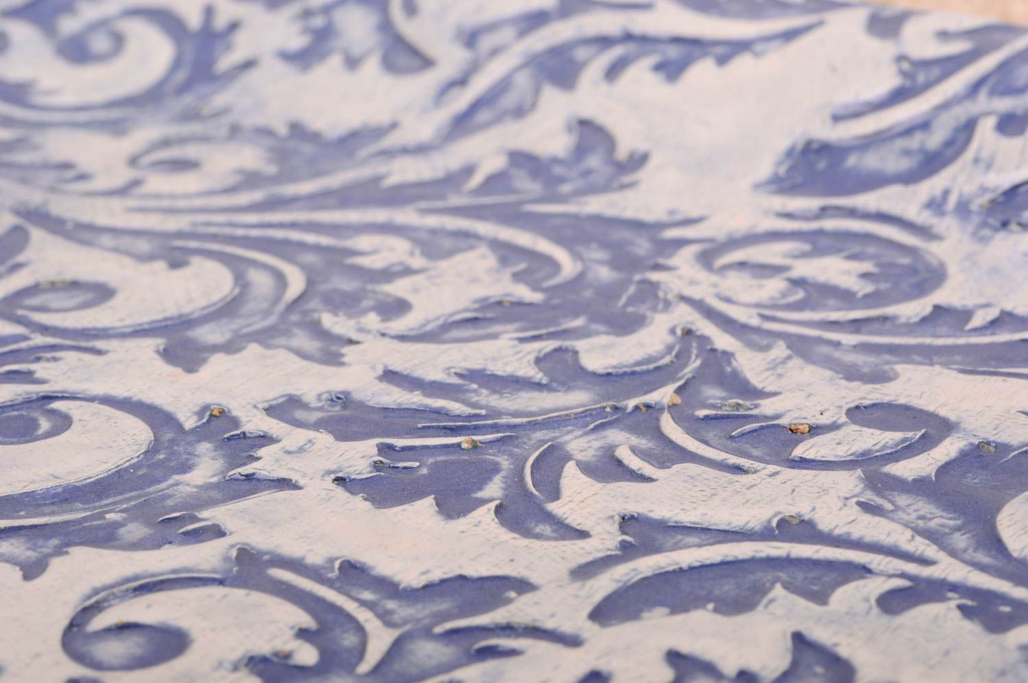 Бело-синяя керамическая тарелка для интерьера ручной работы из белой глины фото 5