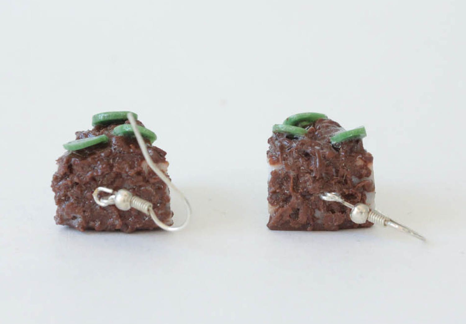Boucles d'oreilles en argile en forme de morceaux du gâteau photo 2