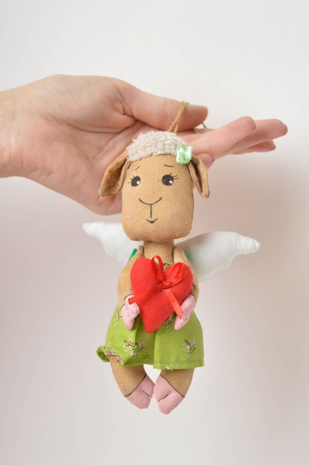 Игрушка ручной работы игрушка овечка из льна расписная декоративная подвеска фото 6