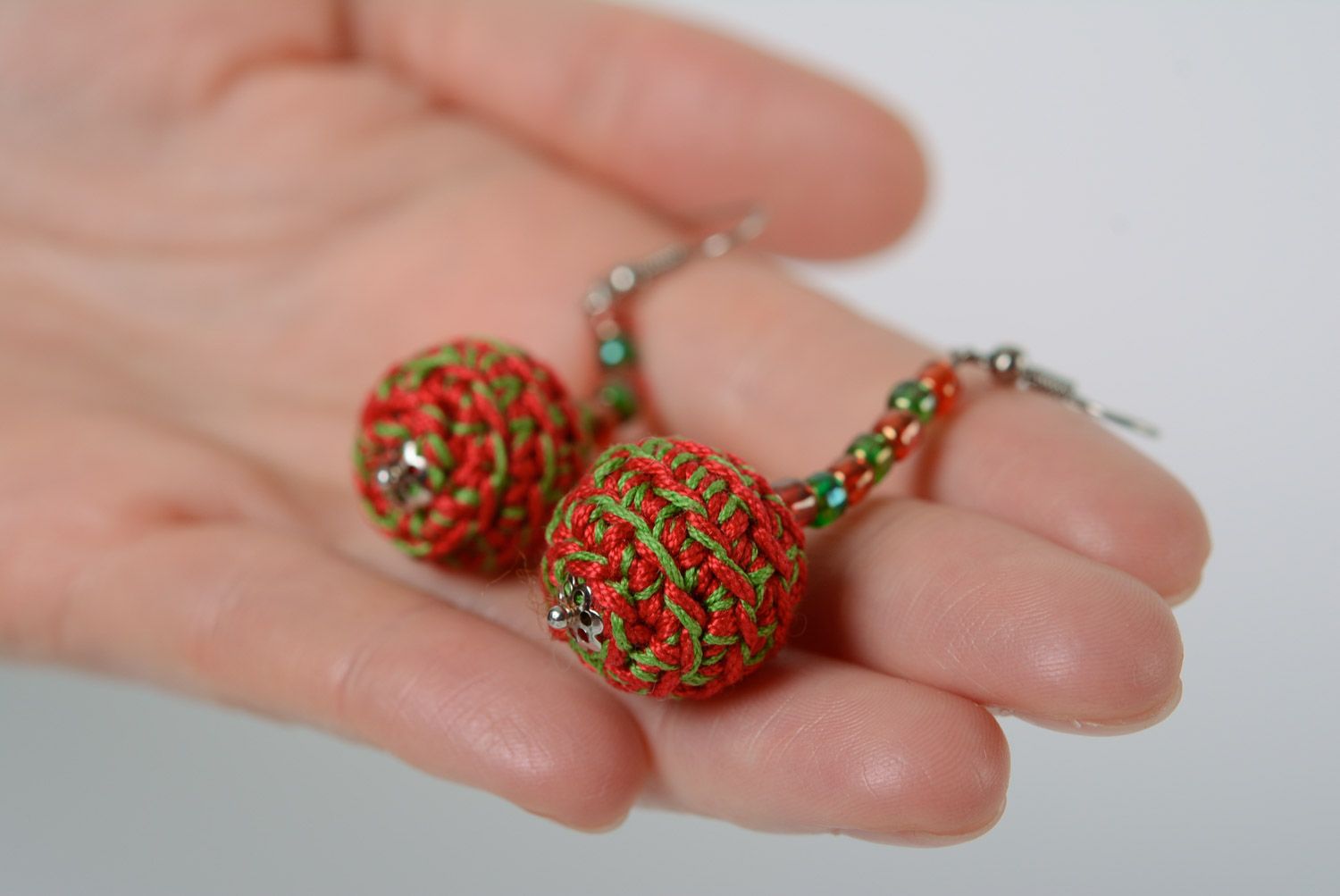 Rote und grüne runde und weibliche handgemachte Ohrringe aus Stoff mit Glasperlen foto 2