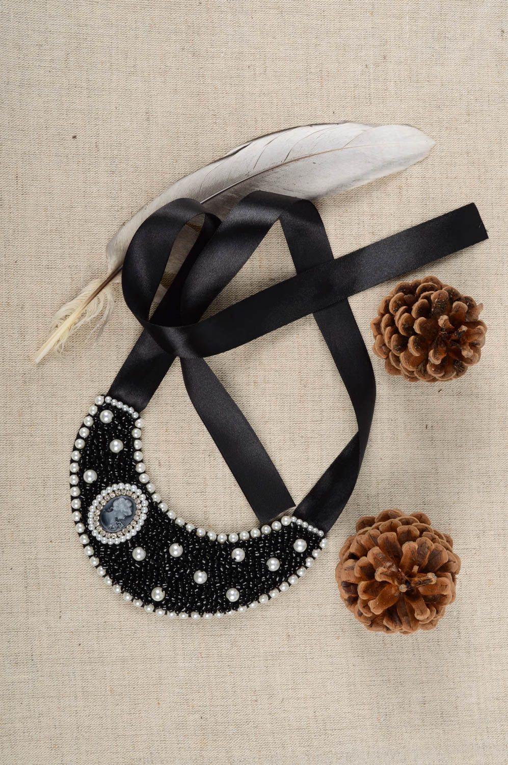 Collier en perles de rocaille Bijou fait main noir-blanc avec camée Cadeau femme photo 1