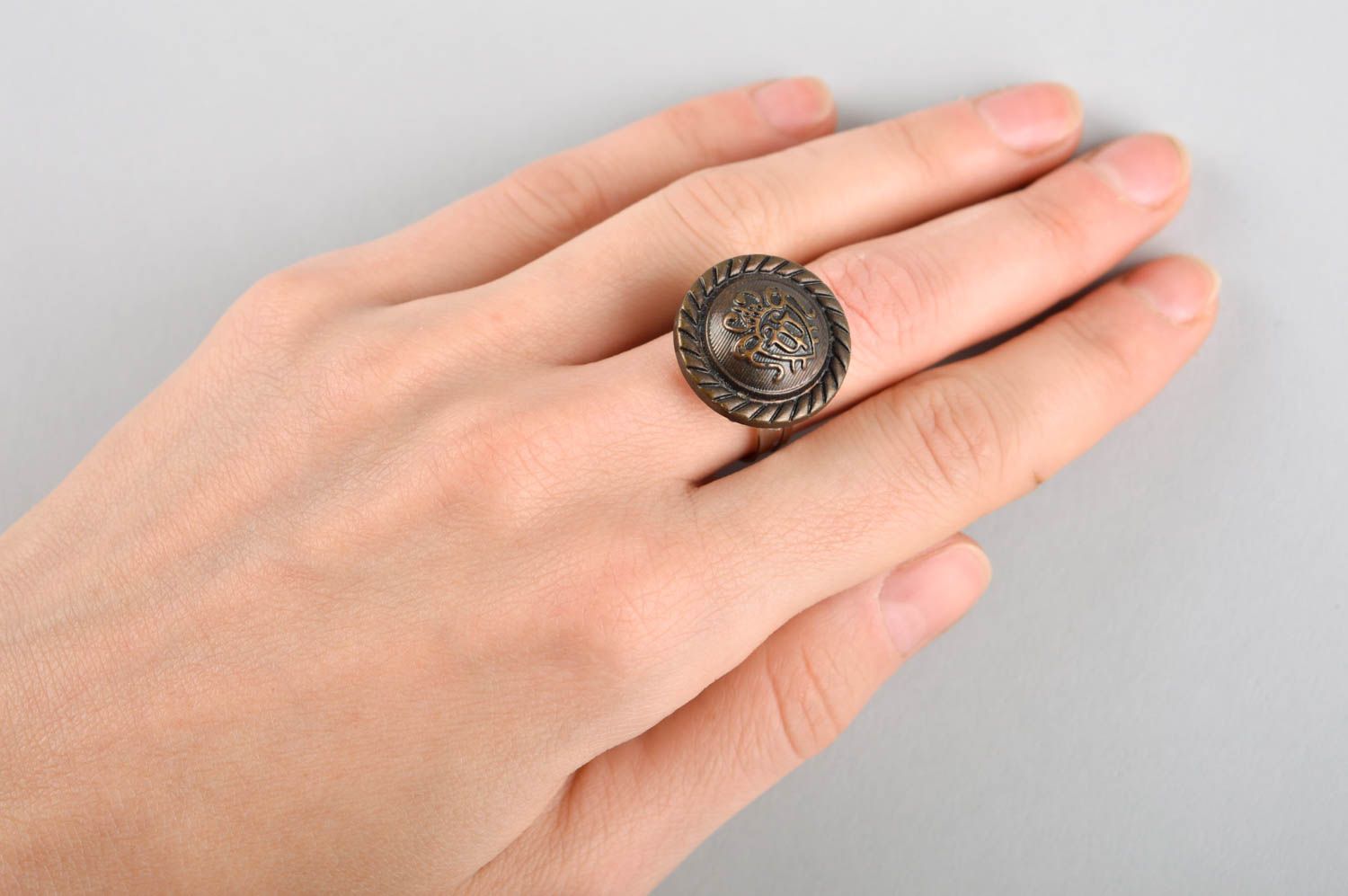 Schmuck aus Metall handgemacht Ring Damen Schmuck Ring Geschenk Idee rund dunkel foto 5
