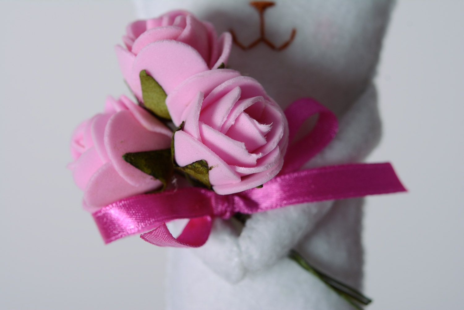 Мягкая игрушка белая кошечка с букетом цветов ручной работы красивая интерьерная фото 5