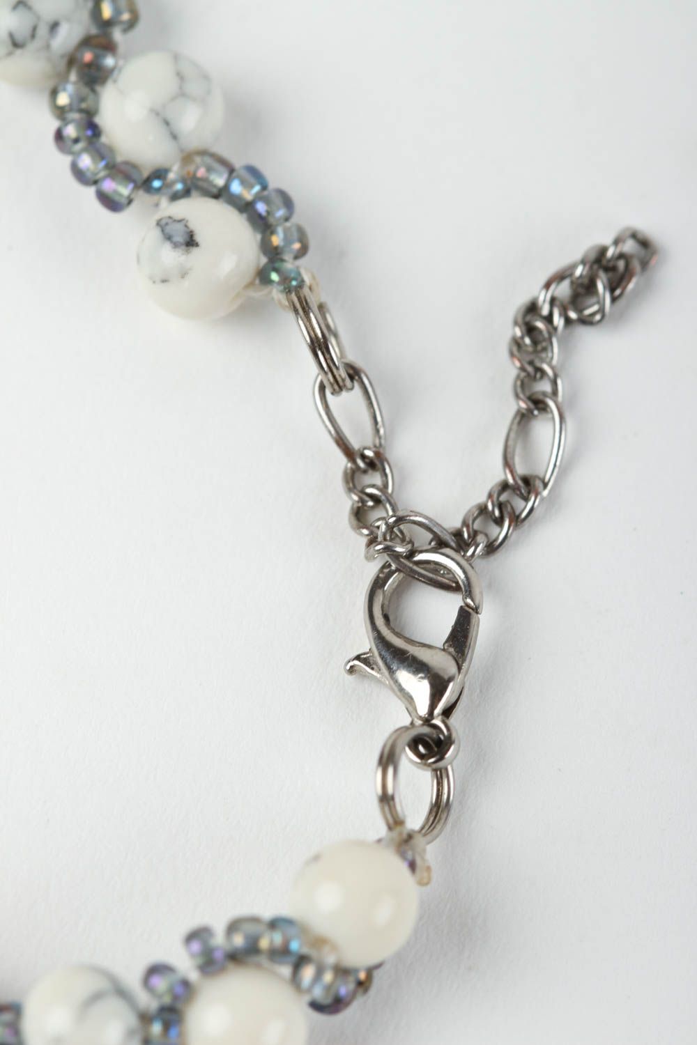 Bracelet design Bijou fait main cacholong blanc Accessoire femme original photo 4