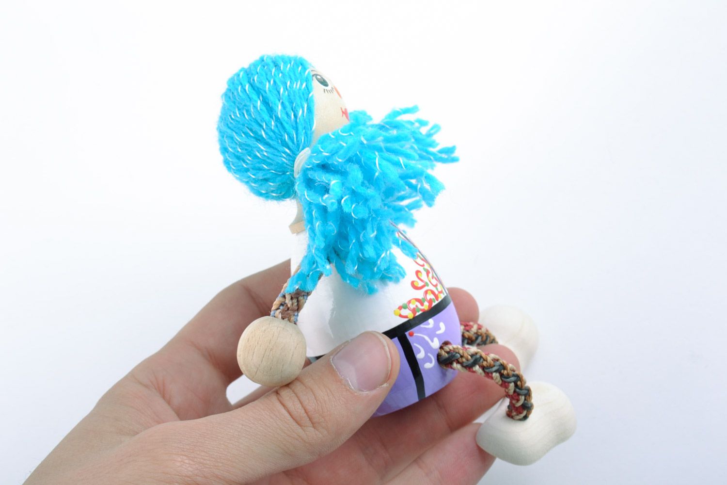 Petit jouet artisanal fait main écologique peint Fille aux cheveux bleus photo 2