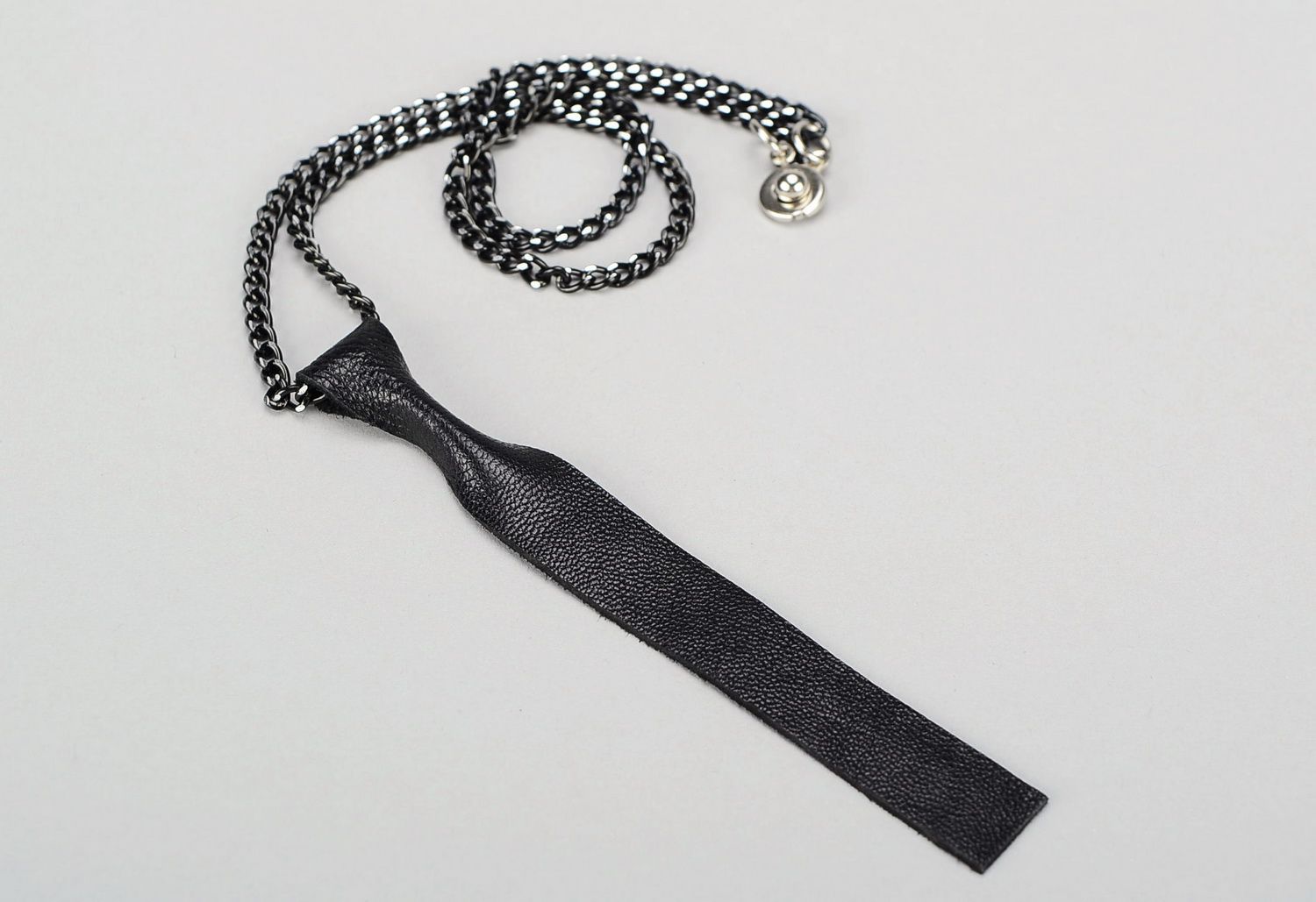 Schmuckanhänger in Form von Krawatte aus natürlichem Leder. foto 1