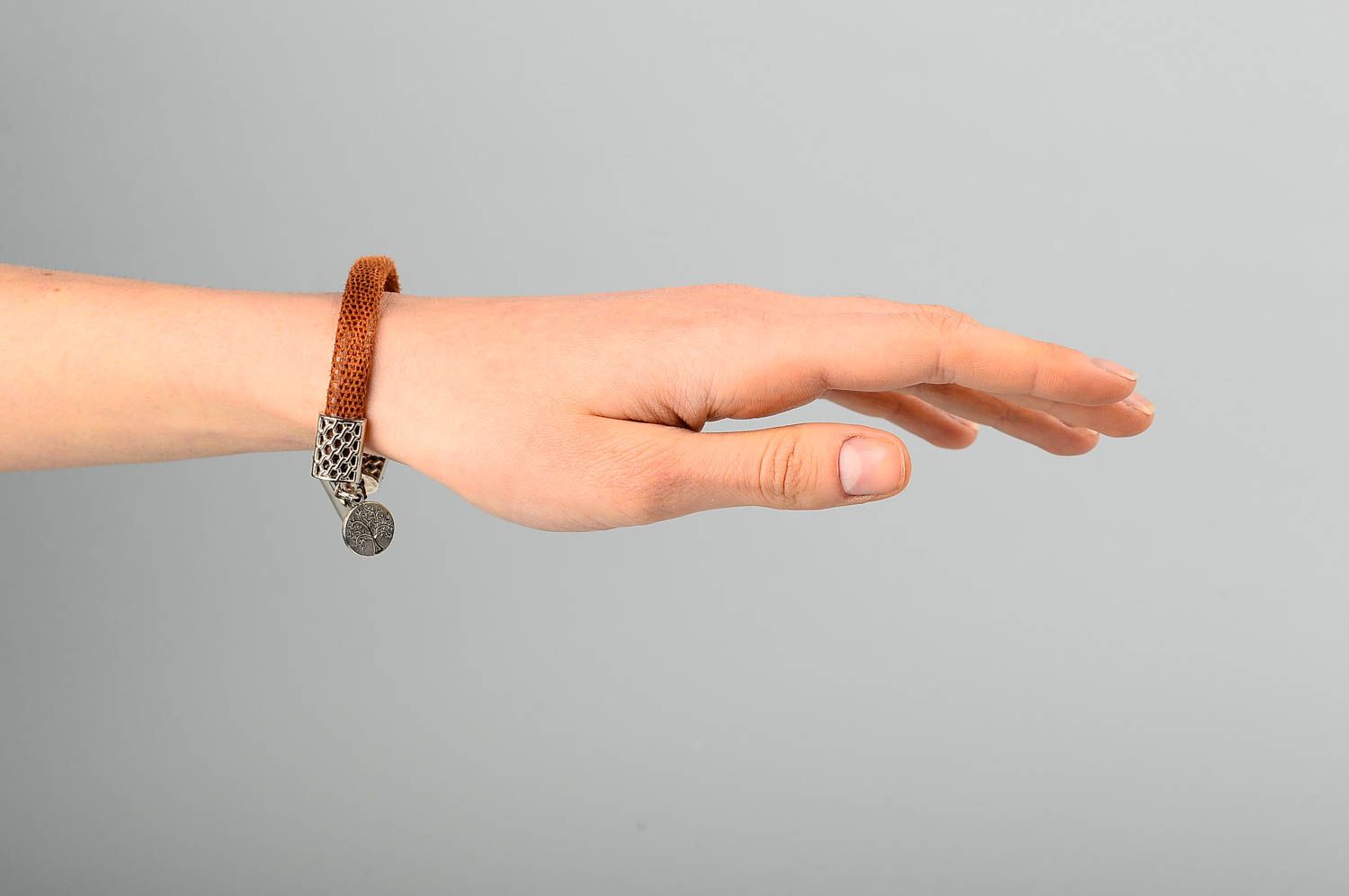Женский браслет украшение ручной работы стильный браслет коричневый с застежкой фото 2