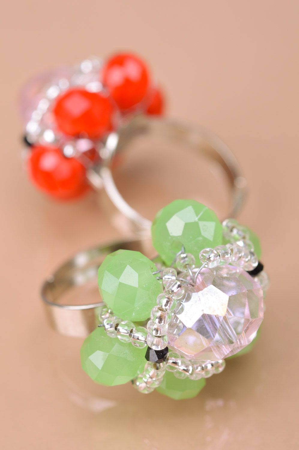 Set of red and green handmade beaded rings in the shape of flowers 2 items photo 4