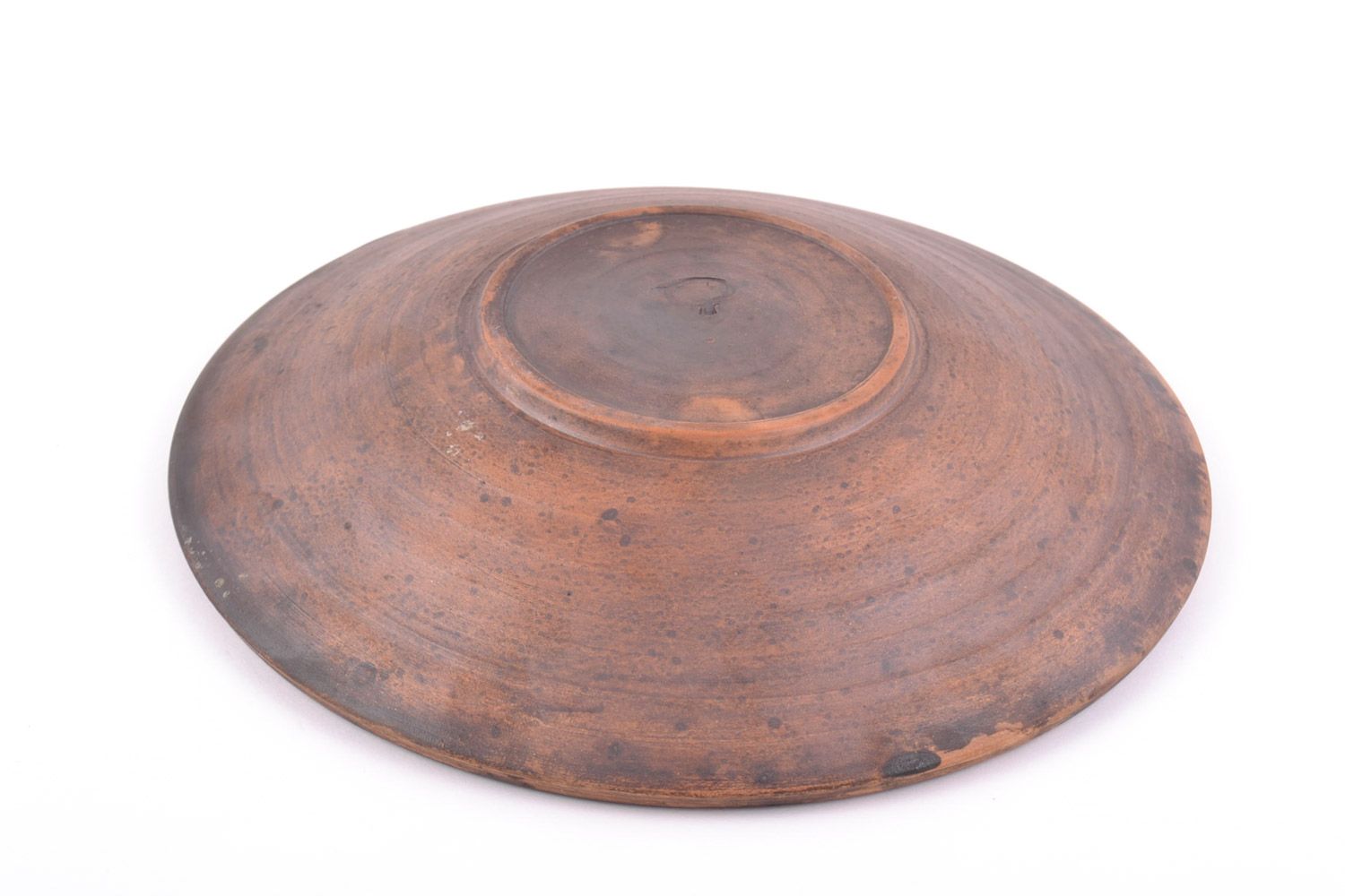 Необычная тарелка из глины коричневая круглая небольшая ручной работы плоская фото 5