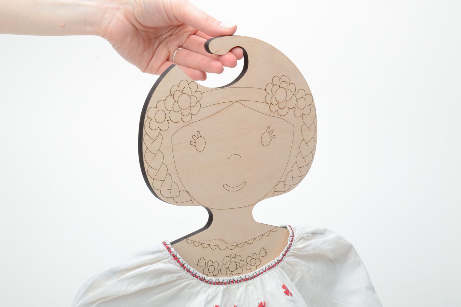 Joli cintre pour vêtement d'enfant fait main original en contreplaqué Fille photo 5