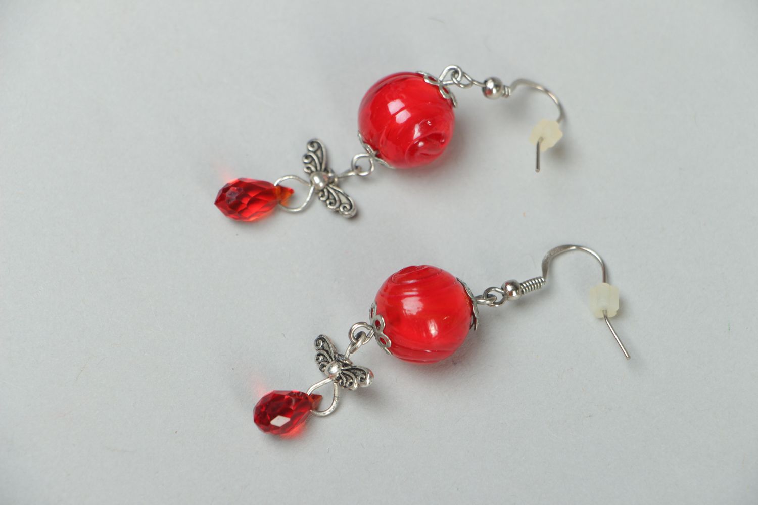 Rote Ohrringe aus Glasperlen  foto 1