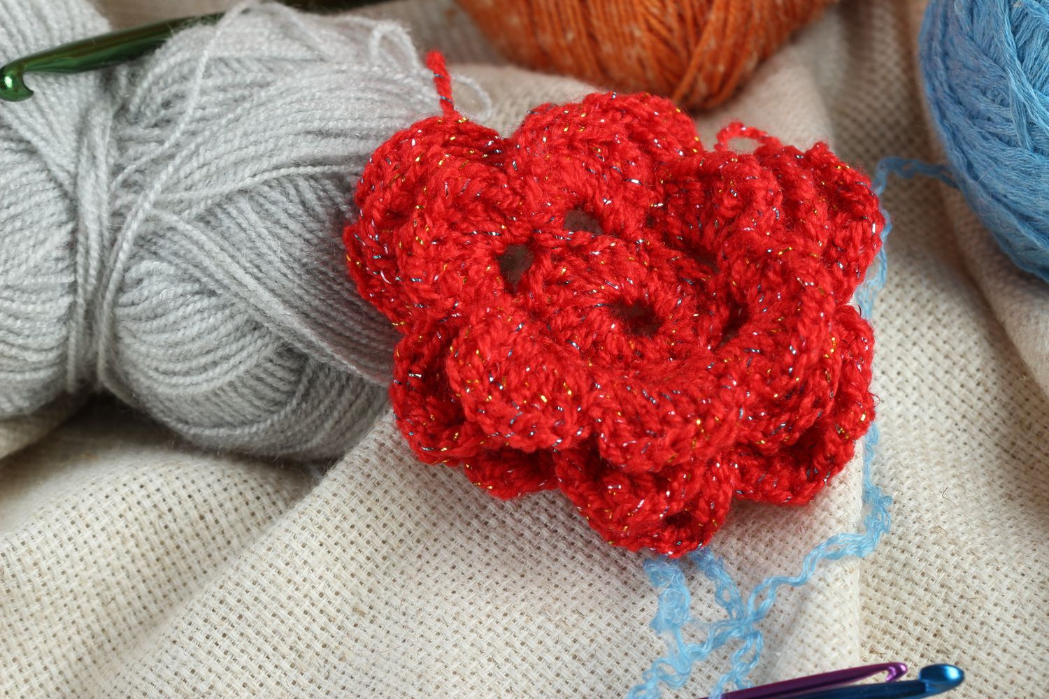 Handmade Schmuck Zubehör rote Blume aus Stoff Accessoire für Frauen gehäkelt foto 1