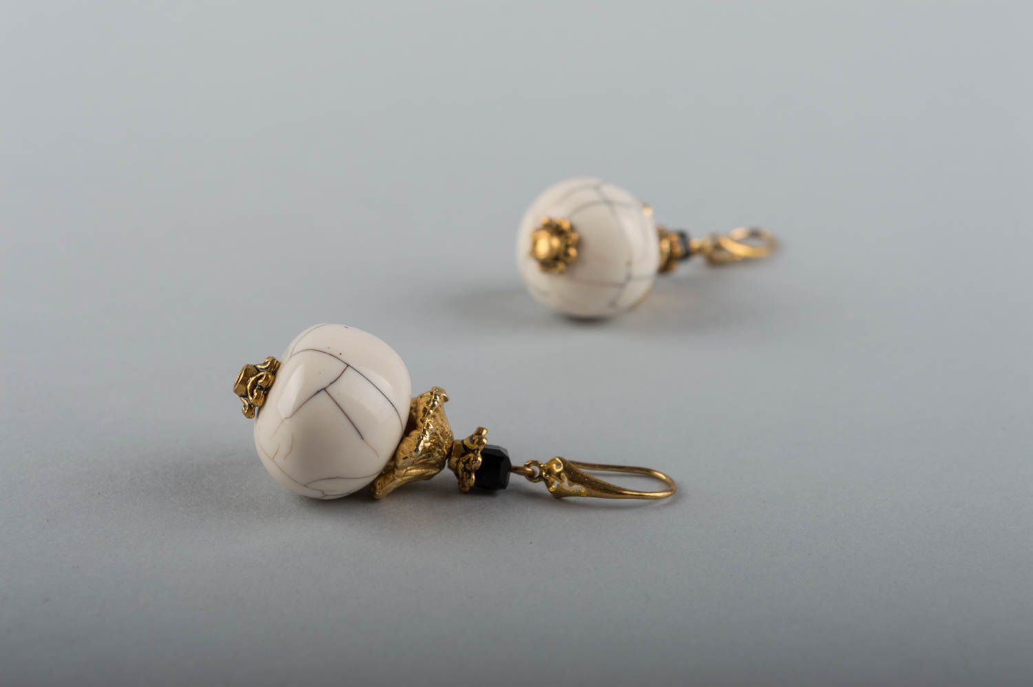 Kleine runde weiße handgemachte Ohrringe mit Anhängern aus Naturstein Gowlit foto 5