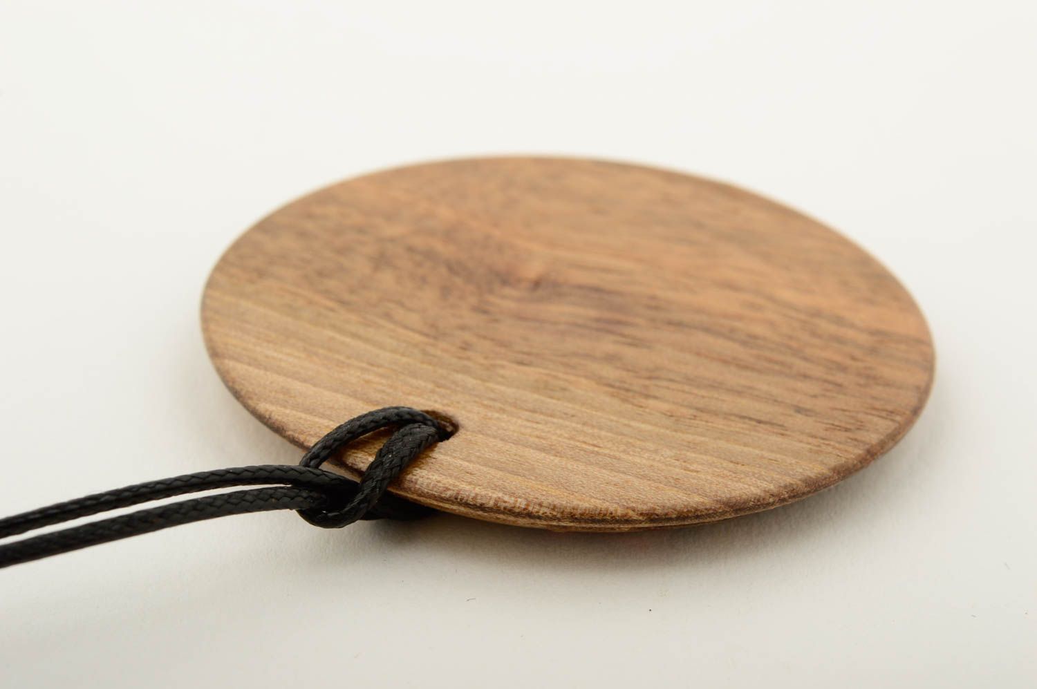 Аксессуар из дерева кулон ручной работы с росписью на шнурке украшение на шею фото 5