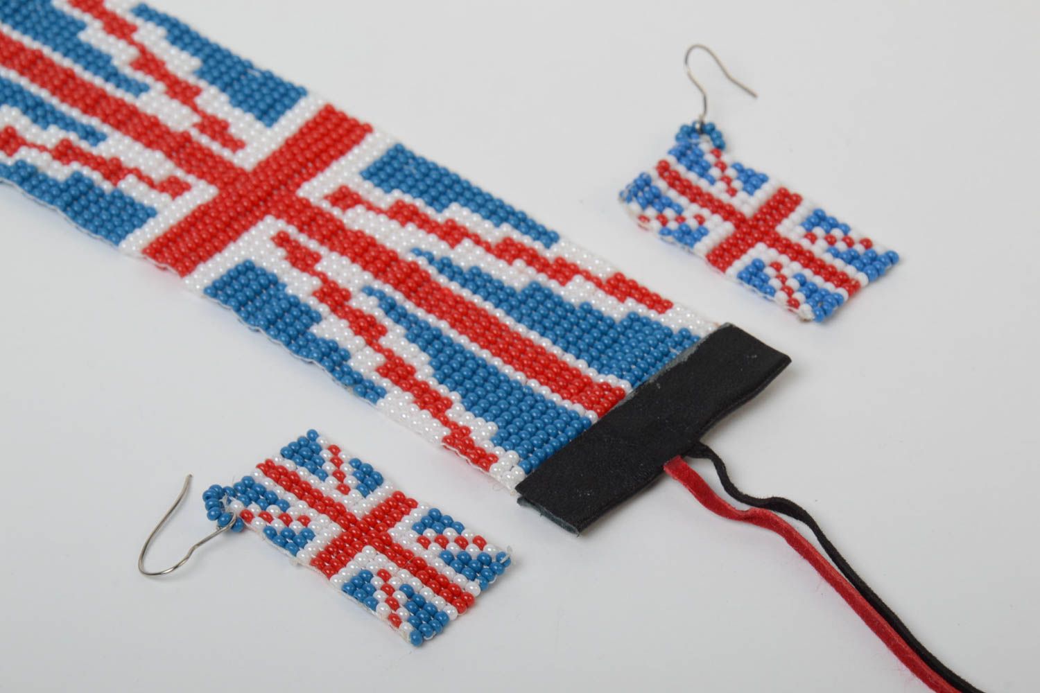 Handgemachtes Schmucksachen Set Collier und Ohrringe aus Glasperlen mit Britischer Flagge und Armband foto 3