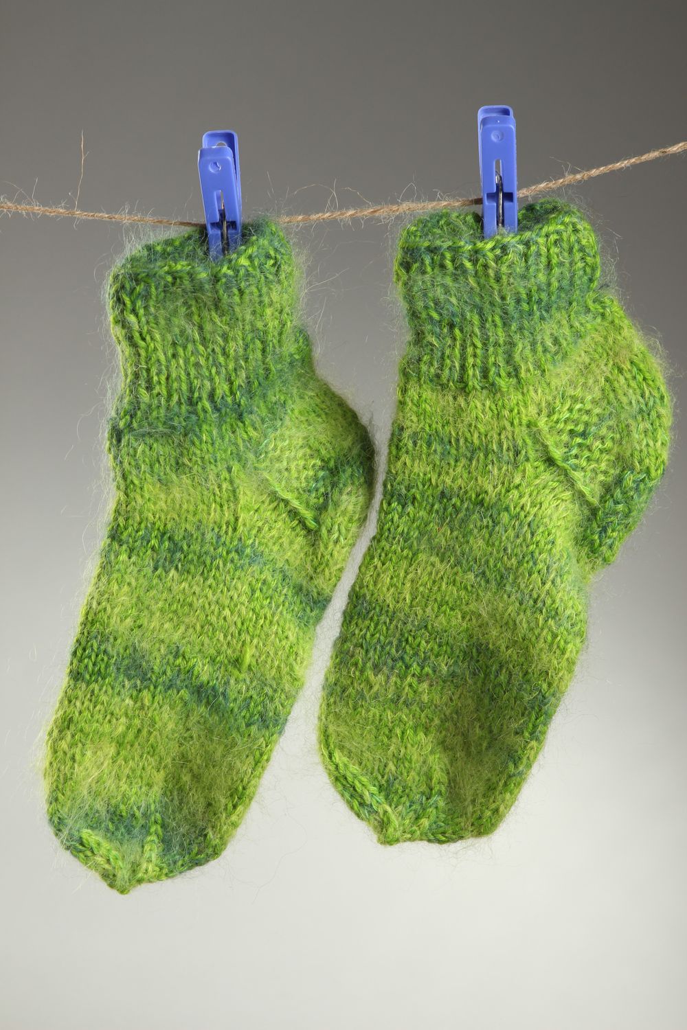 Handmade hellgrüne gestrickte Socken Accessoire für Frauen Damen Wollsocken foto 1