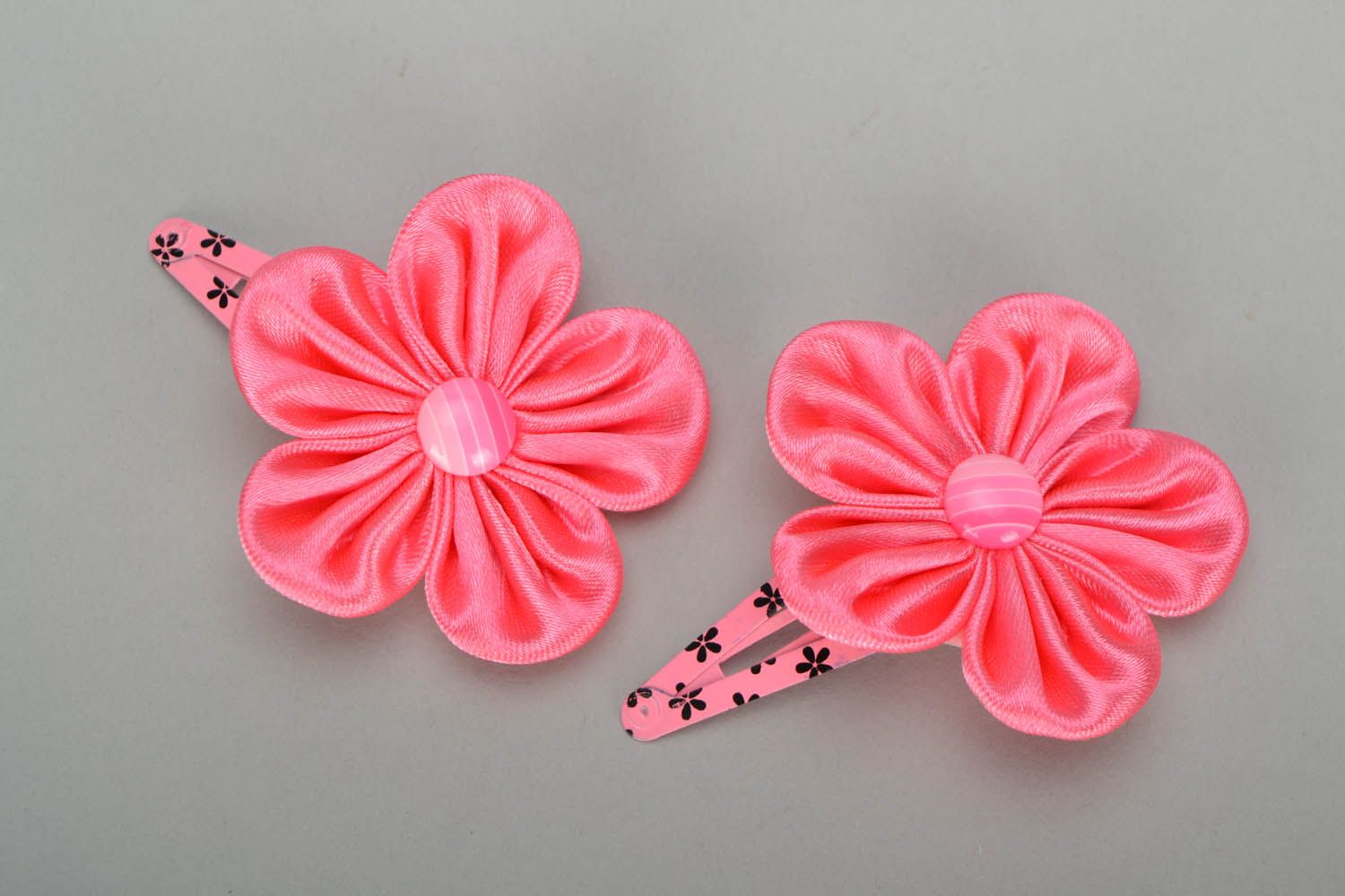 A pair of hair pins in the form of flowers photo 3