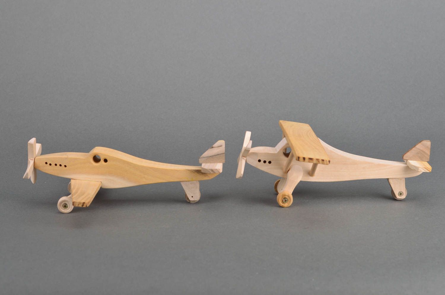 Handmade Zieh Spielzeuge Flugzeuge 2 Stück aus verschiedenen Holzarten für Kind foto 2