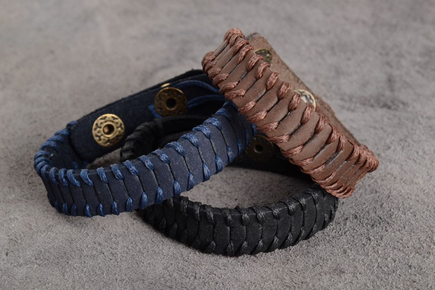 Trois bracelets en vrai cuir originaux noir bleu et brun unisexe faits main photo 1