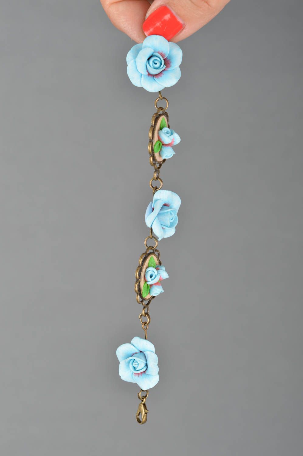 Schönes blaues elegantes feines handgemachtes Armband aus Polymerton mit Blumen foto 3