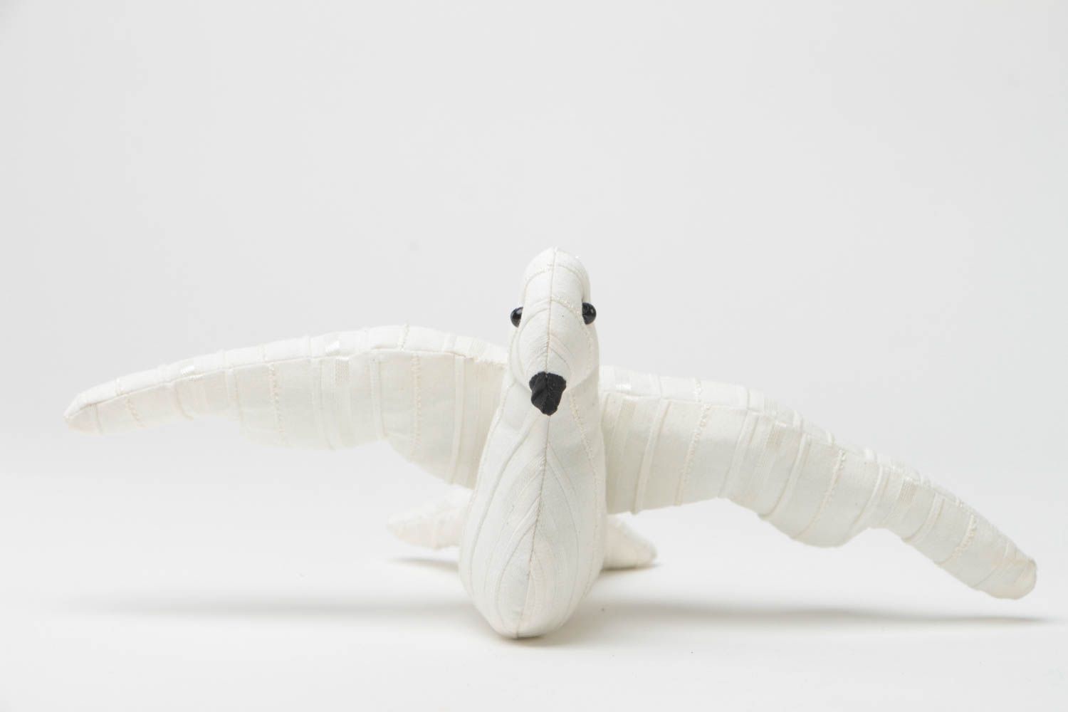 Petite peluche décorative en coton faite main blanche en forme de pigeon photo 4