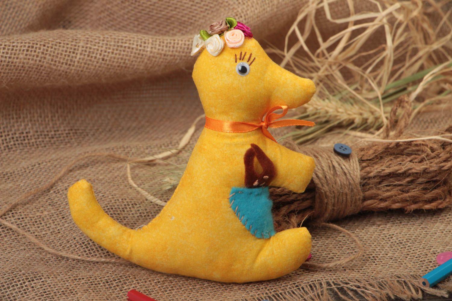 Мягкая игрушка кенгуру из ткани желтая ручной работы маленькая симпатичная фото 1