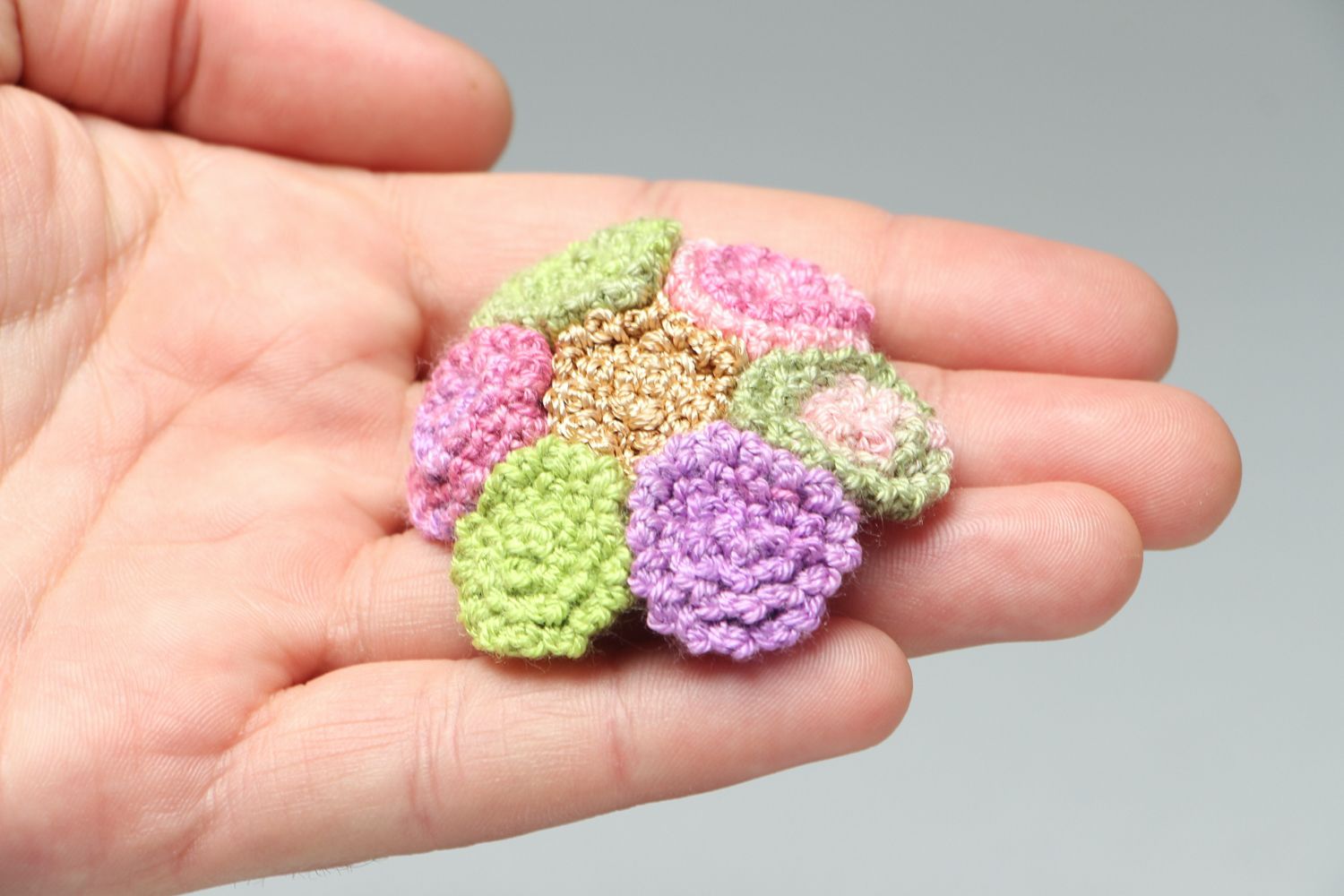 Broche tricotée faite main Pierres multicolores photo 4