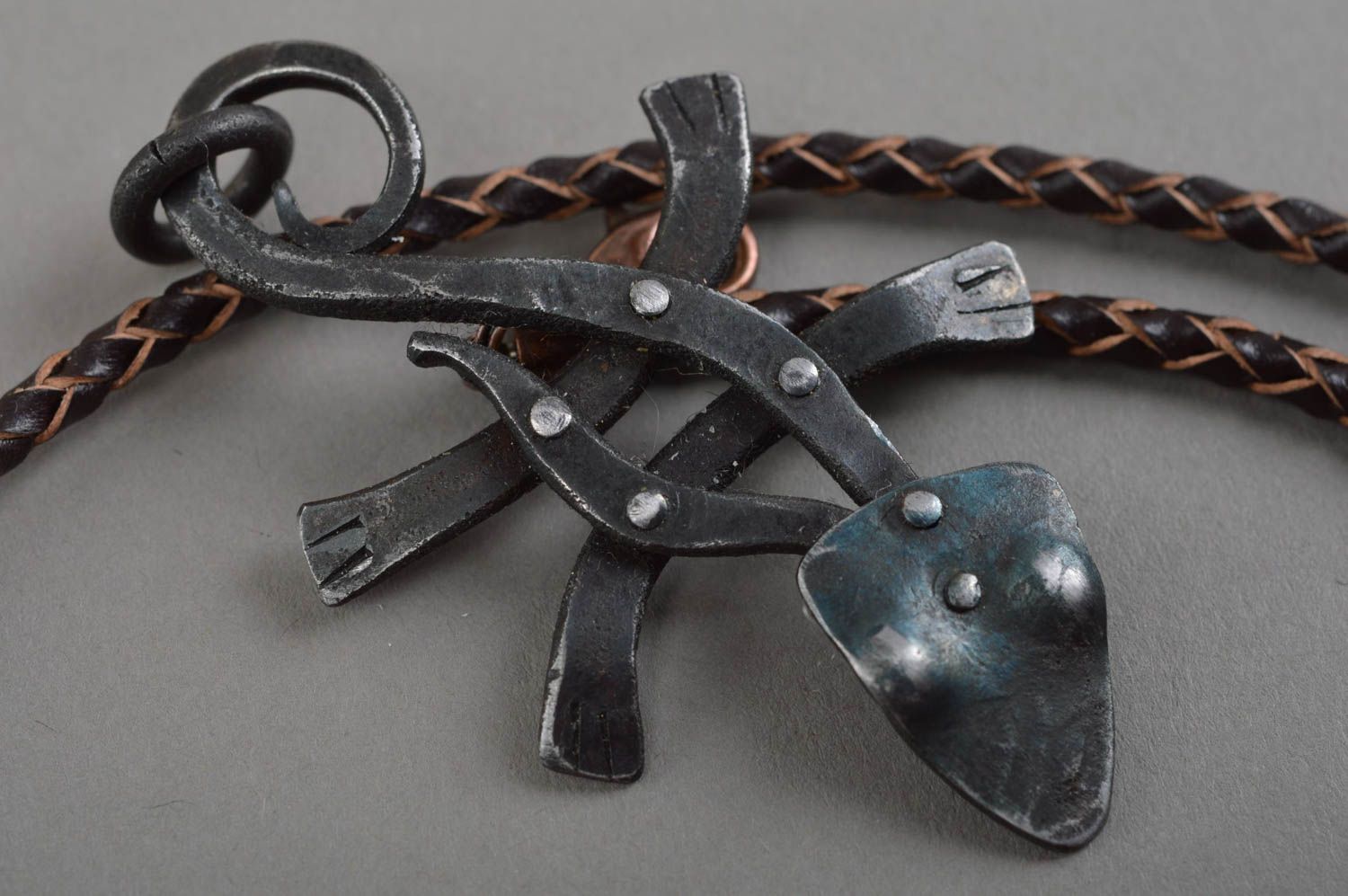 Colgante hecho a mano de hierro forjado bisutería artesanal regalo para mujer foto 5